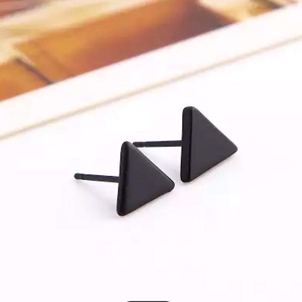 🔴𝟭𝟬/$𝟮𝟱🔴NEW Black Triangle Minimalist Stud Earrings - Picture 5 of 10